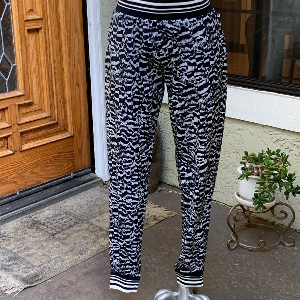 FABLETICS Abstract black and white Eve jogger. S - Picture 2 of 8